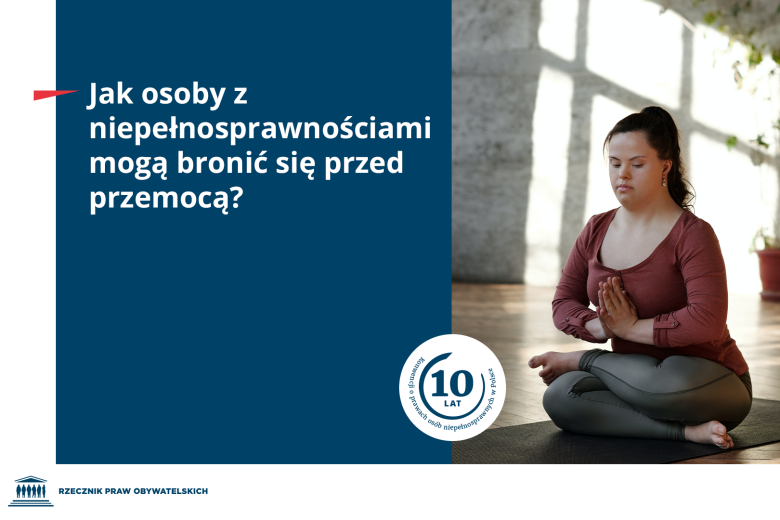 Plansza z tekstem "Jak osoby z niepełnosprawnościami mogą bronić się przed przemocą?" i ilustracją przestawiającą skupioną osobę z syndromem Downa uprawiającą jogę