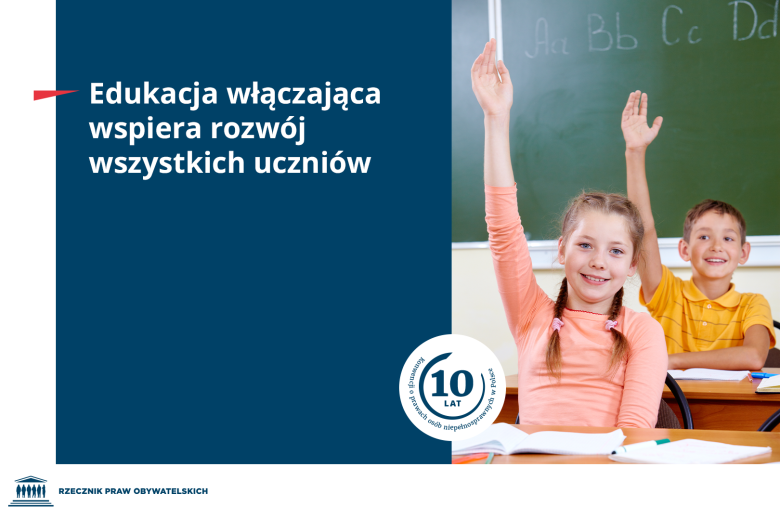 Plansza z tekstem "Edukacja włączająca wspiera rozwój wszystkich uczniów" i ilustracją przedstawiającą dwójkę dzieci z dłońmi w górze w szkolnej klasie