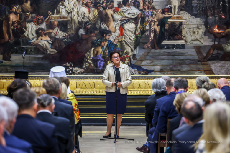 ZRPO Hanna Machińska przemawia do siedzących uczestników uroczystości