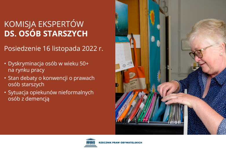 Plansza z tekstem "Komisja Ekspertów ds. Osób Starszych - posiedzenie 16 listopada 2022 r. - dyskryminacja osób w wieku 50+ na rynku pracy - Stan debaty o konwencji o prawach osób starszych - sytuacja opiekunów nieformalnych osób z demencją" i ilustracją przedstawiającą starszą pracownicę przeglądającą szafkę z dokumentami