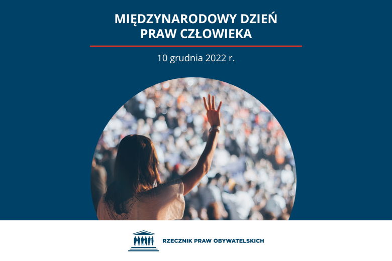 Plansza z tekstem "Międzynarodowy Dzień Praw Człowieka - 10 grudnia 2022 r." i ilustracją przedstawiającą tłum ludzi ze stojącą tyłem kobietą unoszącą ramię w górę na pierwszym planie