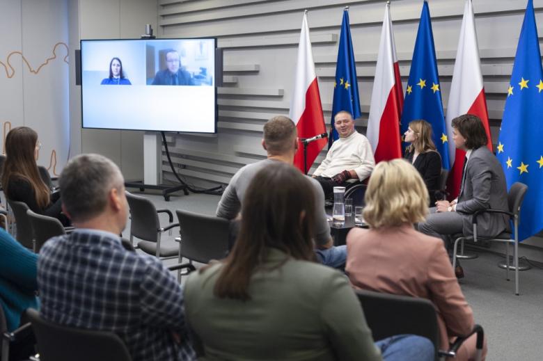 osoby siedzą w sali 