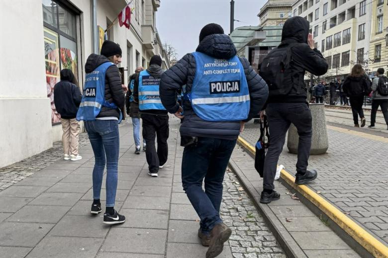 kilkoro policjantów po cywilnemu podczas demonstracji ulicznej