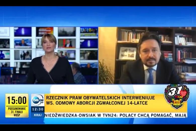 ekran telewizora, na którym w jednym okienku jest osoba w studiu telewizyjnym, a w drugim osoba łącząca się zdalnie z domu