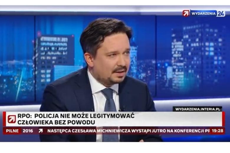 osoba mówi w studiu telewizyjnym 