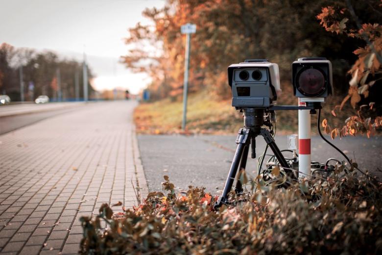 Radar przy drodze do mierzenia prędkości auta 