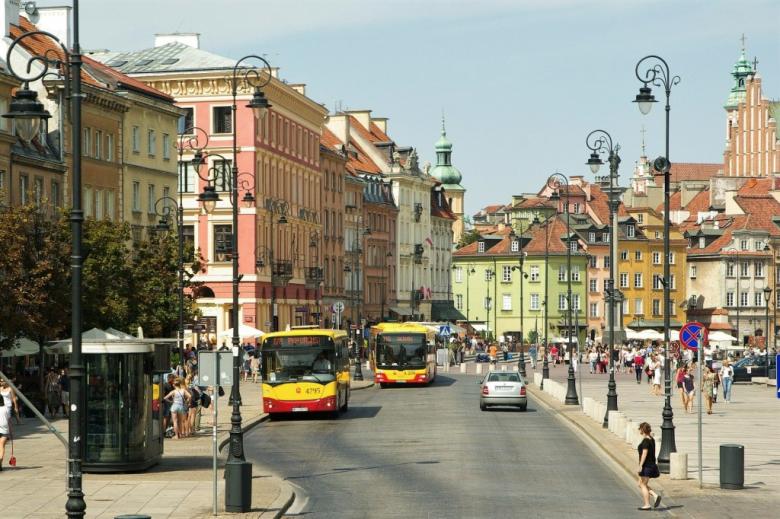 ruch uliczny w mieście na tle zabytków