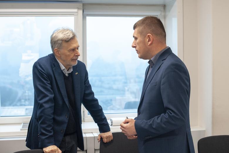 Współprzewodniczący Komisji Marek Balicki rozmawia z zastępcą RPO Wojciechem Brzozowskim.