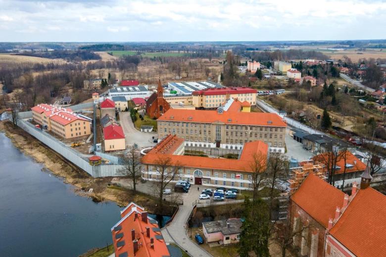 wiele budynków widzianych z lotu ptaka, niektóre z nich otoczone murem