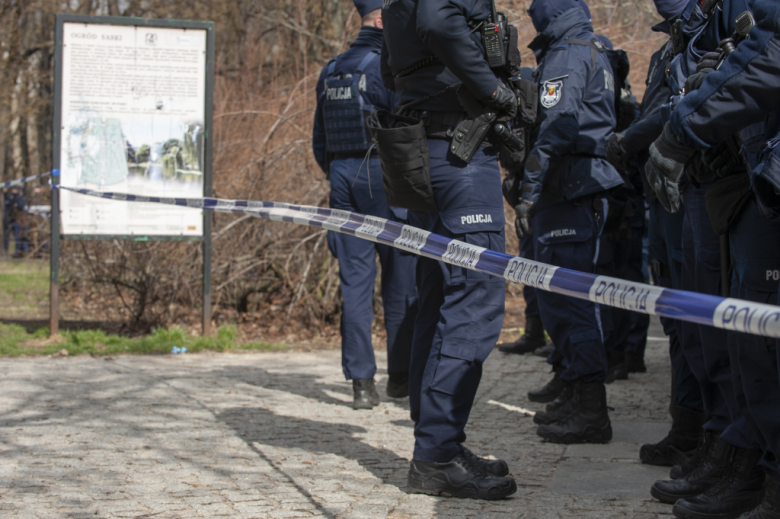 grupa policjantów stoi podczas zgromadzenia 