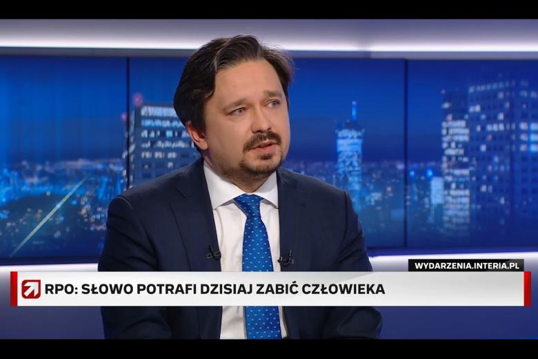 Zrzut ekranu programu telewizyjnego przedstawiający RPO Marcina Wiącka siedzącego w studiu