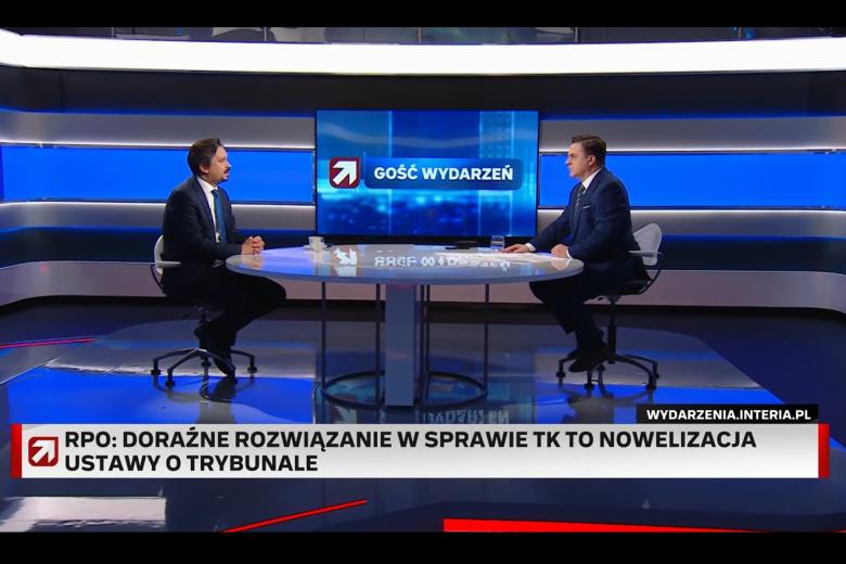 Zrzut ekranu programu telewizyjnego przedstawiający RPO Marcina Wiącka siedzącego w studiu