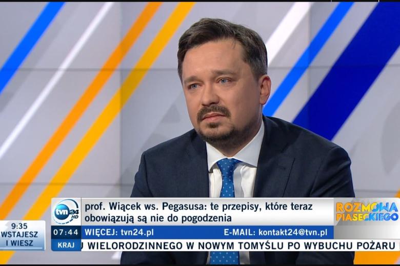 Zrzut ekranu programu telewizyjnego przedstawiający RPO Marcina Wiącka siedzącego w studiu telewizyjnym