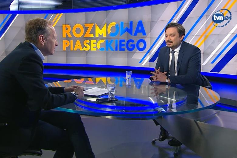 Zrzut ekranu programu telewizyjnego przedstawiający RPO Marcina Wiącka siedzącego w studiu