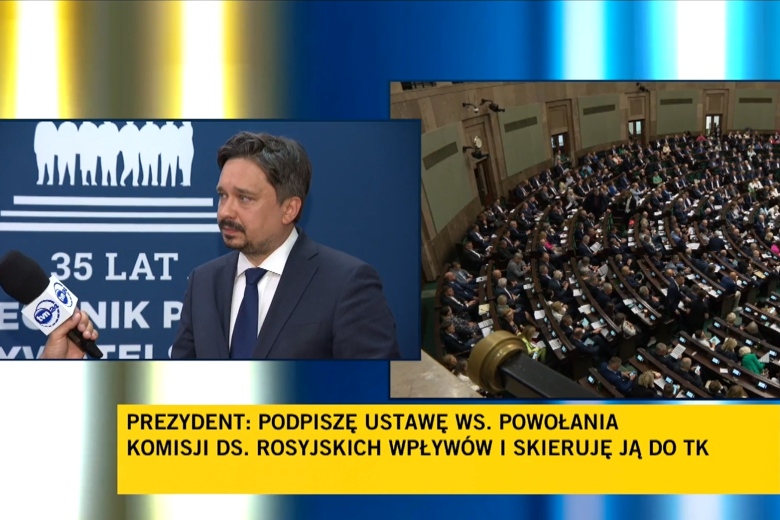 Zrzut ekranu programu telewizyjnego przedstawiający w jednym okienku RPO Marcina Wiącka na tle ścianki z napisem "Rzecznik Praw Obywatelskich", a w drugim salę posiedzeń Sejmu RP