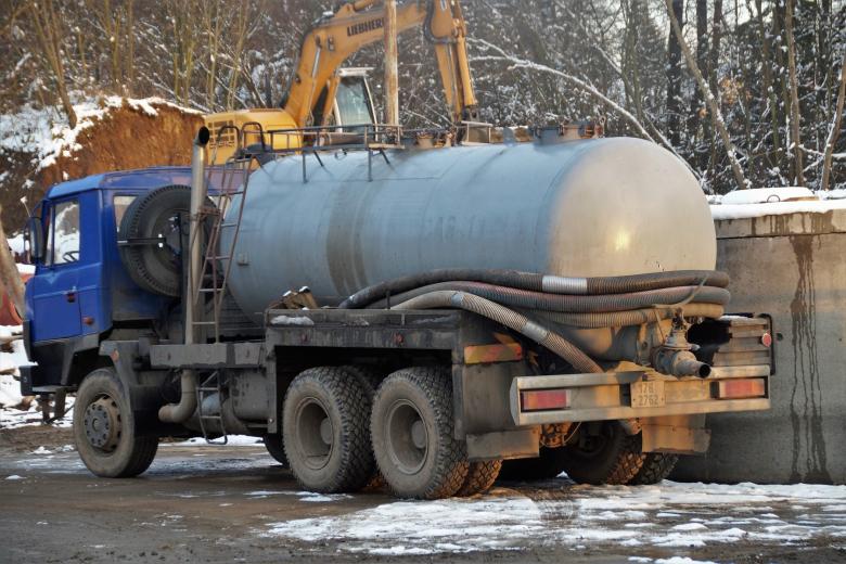 Ciężarówka z cysterną i rurami służąca do wywozu ścieków