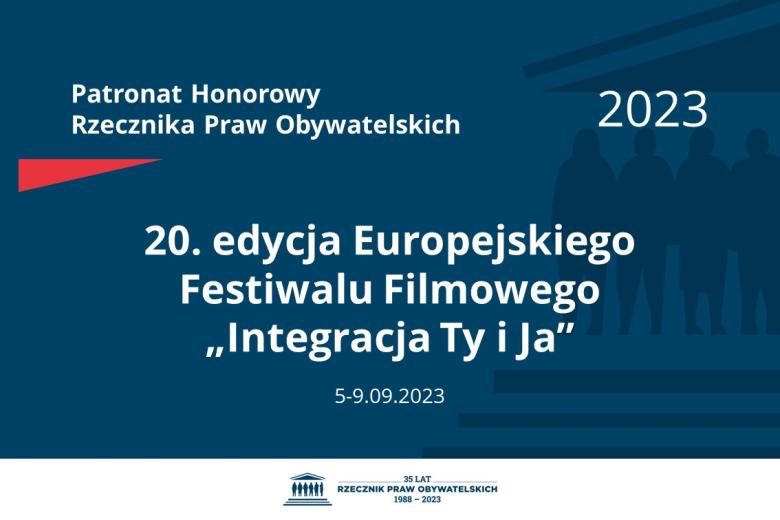 Plansza: na granatowym tle biały napis o treści: Patronat Honorowy Rzecznika Praw Obywatelskich 2023 20. edycja Europejskiego Festiwalu Filmowego „Integracja Ty i Ja”, na dole data 5-9.09.2023, poniżej na białym pasku granatowy logotyp Biura RPO