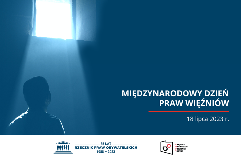 Grafika w odcieniach niebieskich przedstawiająca mężczyznę patrzącego się pod światło w niewielkie okno i napisem "Międzynarodowy Dzień Praw Więźniów, 18 lipca 2023 r."