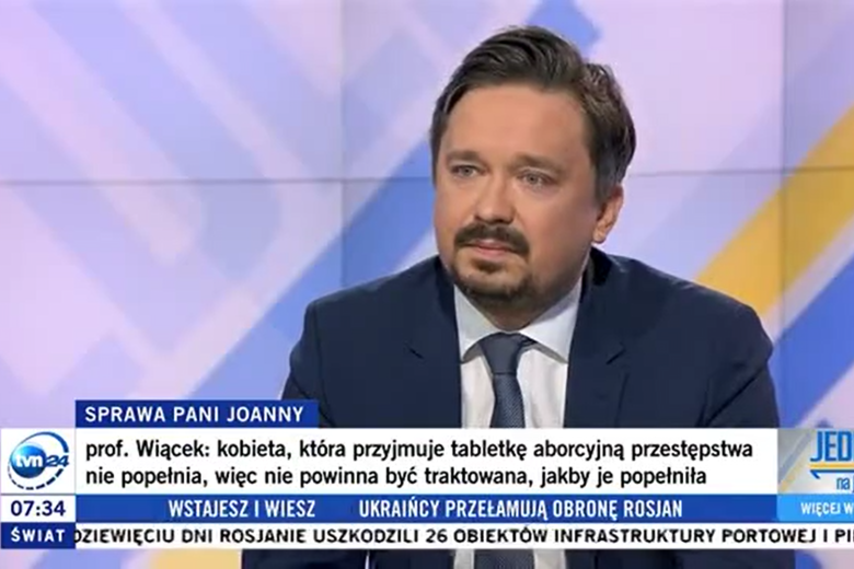 Zrzut ekranu programu telewizyjnego przedstawiający RPO Marcina Wiącka siedzącego w studiu