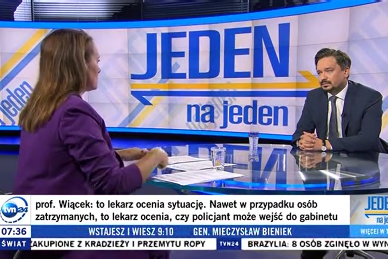 Zrzut ekranu programu telewizyjnego przedstawiający RPO Marcina Wiącka siedzącego w studiu