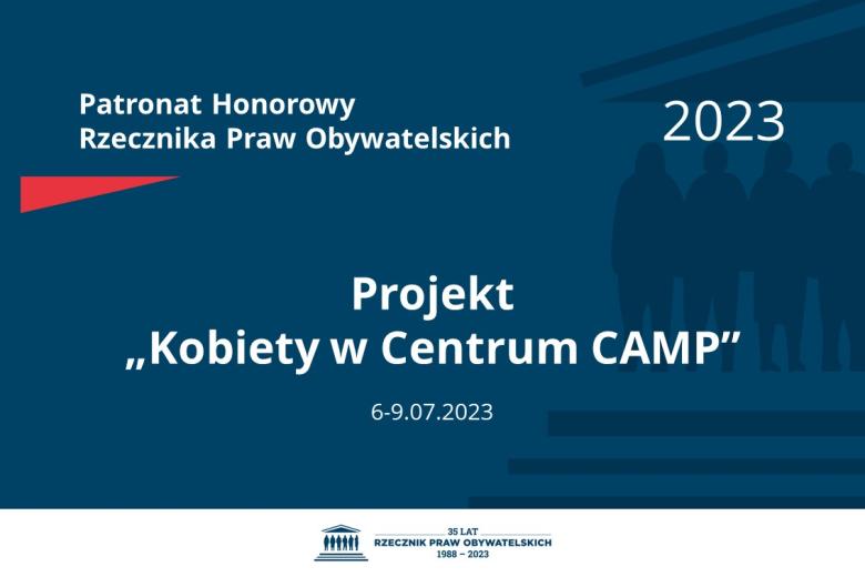 Plansza: na granatowym tle biały napis o treści: Patronat Honorowy Rzecznika Praw Obywatelskich 2023 Projekt „Kobiety w Centrum CAMP”, na dole data 6-9.07.2023, poniżej na białym pasku granatowy logotyp Biura RPO