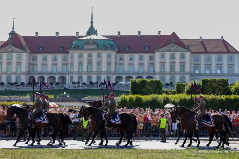 Defilują żołnierze na koniach 