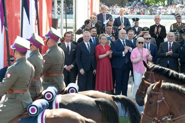 żołnierze na koniach defilują przed trybuną honorową