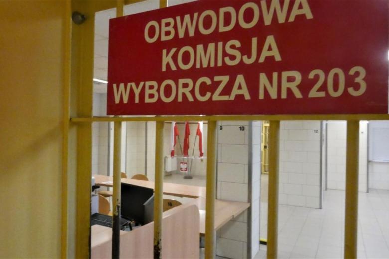 napis obwodowa komisja wyborcza na kracie w więzieniu 