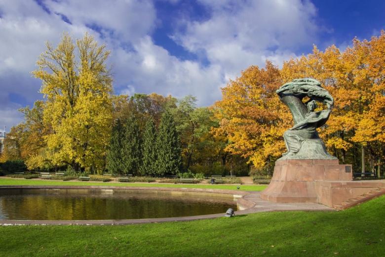 pomnik osoby wśród zieleni 