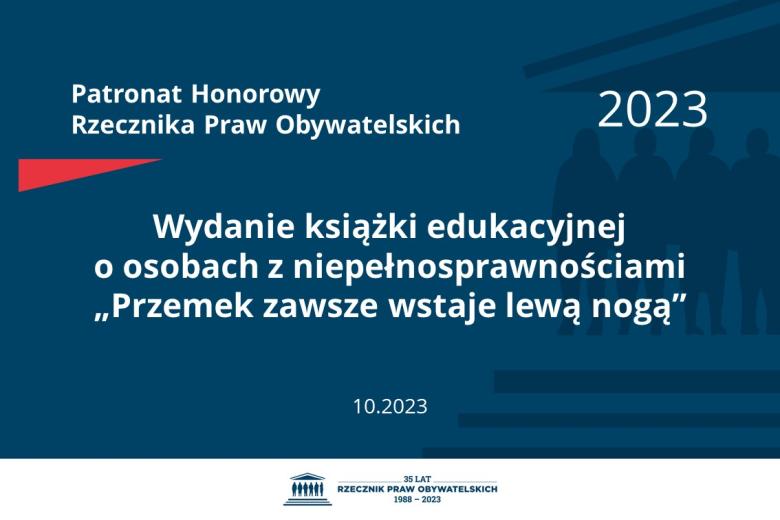 Plansza: na granatowym tle biały napis o treści: Patronat Honorowy Rzecznika Praw Obywatelskich 2023 Wydanie książki edukacyjnej o osobach z niepełnosprawnościami „Przemek zawsze wstaje lewą nogą”, na dole data 25.10.2023, poniżej na białym pasku granatowy logotyp Biura RPO