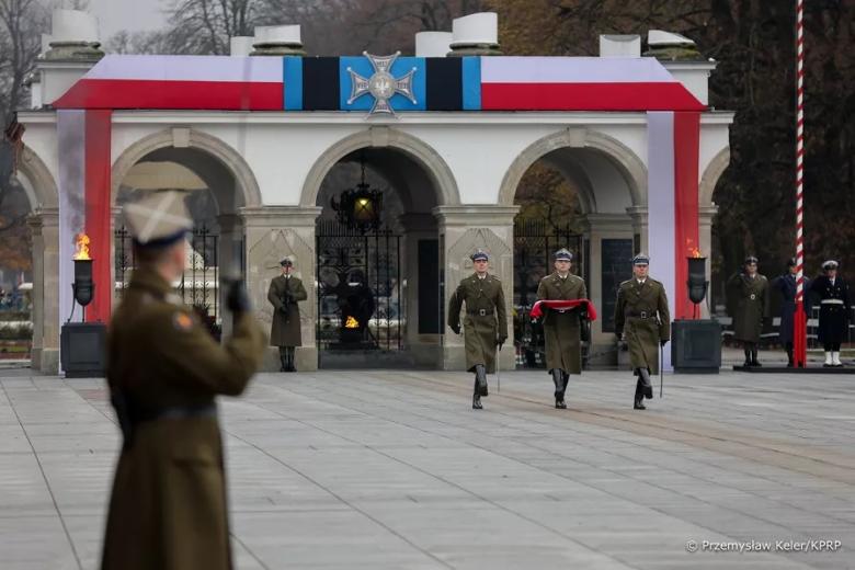 Grób Nieznanego Zołnierza i żołnierza
