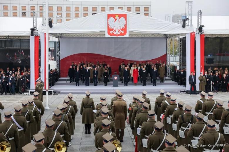 Trybuna honorowa i oddziały żolnierzy