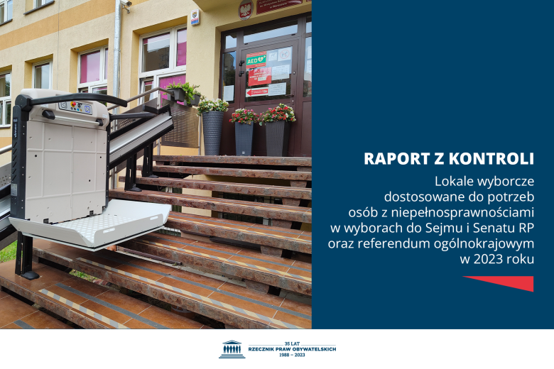 Plansza z tekstem "Raport z kontroli - lokale wyborcze dostosowane do potrzeb osób z niepełnosprawnościami w wyborach do Sejmu i Senatu RP oraz referendum ogólnokrajowym w 2023 roku" i ilustracją przedstawiającą podnośnik umożliwiający osobom poruszającym się na wózkach pokonanie schodów prowadzących do lokalu wyborczego