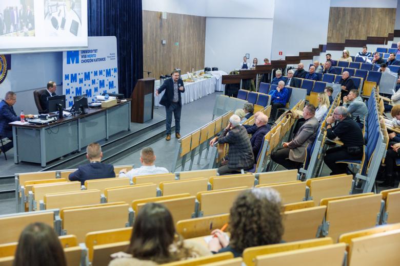 Aula wykładowa wypełniona uczestnikami konferencji