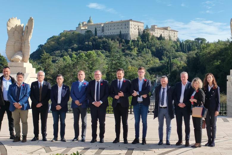 grupa ludzi na tle Monte Cassino