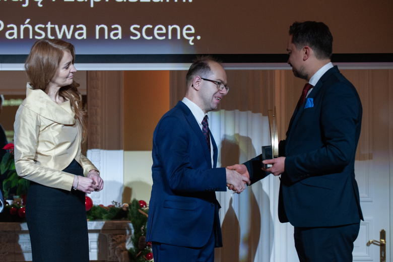 RPO Marcin Wiącek wręcza statuetkę Krzysztofowi Kurowskiemu na scenie