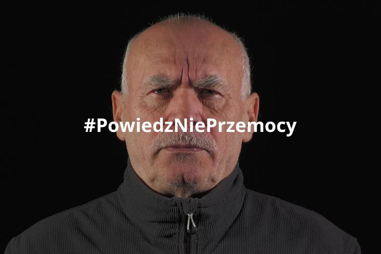 Kadr przedstawiający bohatera nagrania z naniesionym hasłem "Powiedz Nie Przemocy"