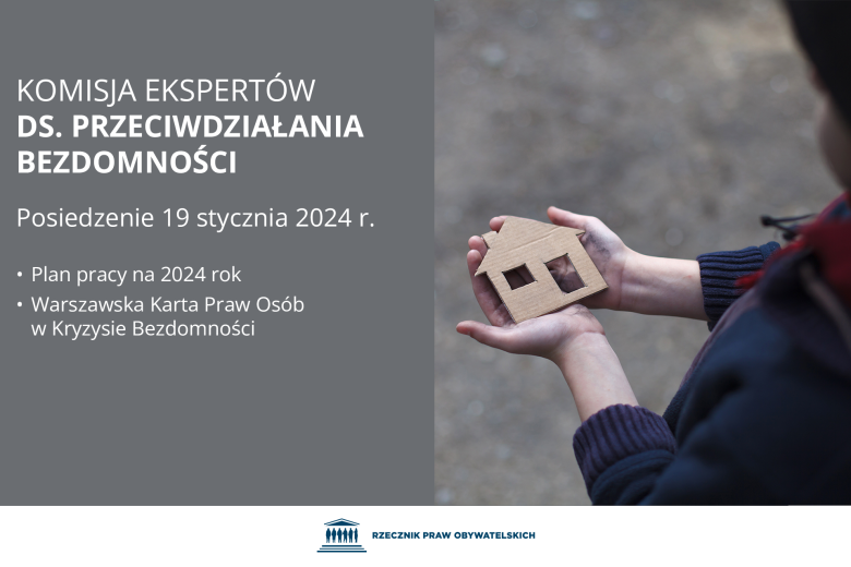 Plansza z tekstem "Komisja Ekspertów ds. Przeciwdziałania Bezdomności - posiedzenie 19 stycznia 2024 r. - Plan pracy na 2024 rok - Warszawska Karta Praw Osób w Kryzysie Bezdomności" i ilustracją przedstawiającą osobę w kryzysie bezdomności trzymającą w dłoniach wycięty z kartonu symbol domu