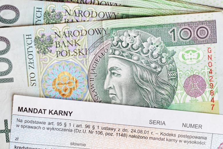 Druk mandatu karnego leżący na banknotach stuzłotowych