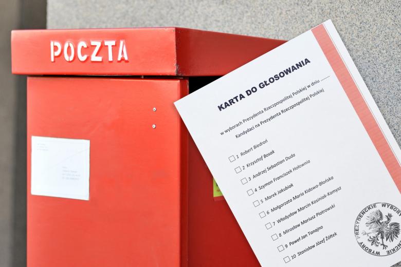 Karta wyborcza i czerwona skrzynka na listy