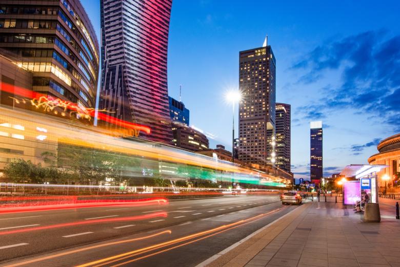 Oświetlona ulica dużego miasta wieczorową porą