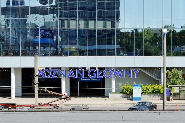 Wejście do dworca kolejowego. Nad wejściem umieszczony jest duży napis "Poznań Główny"