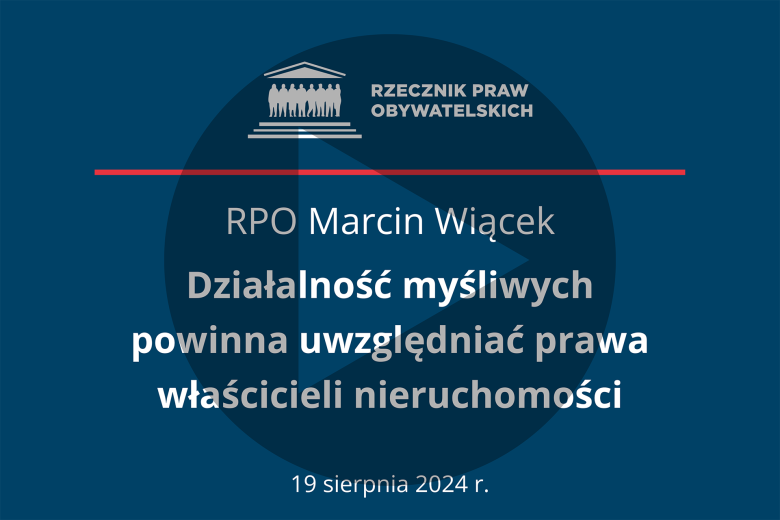 Plansza z tekstem "RPO Marcin Wiącek - Działalność myśliwych powinna uwzględniać prawa właścicieli nieruchomości - 19 sierpnia 2024 r." i naniesionym symbolem odtwarzania - trójkątem w kole