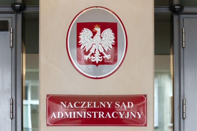 godło państwa polskiego a pod nim tablica z napisem  naczelny sąd administracyjny