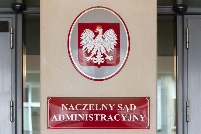 godło państwa polskiego a pod nim tablica z napisem  naczelny sąd administracyjny