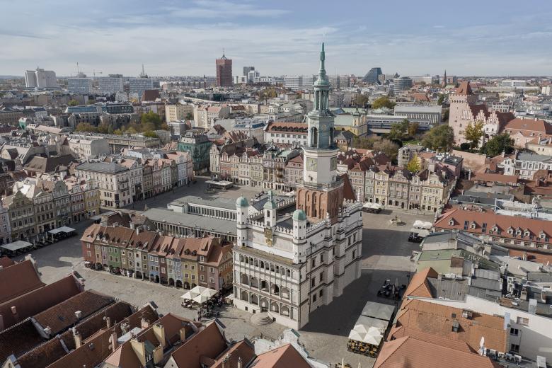 Widok centrum Poznania z lotu ptaka. W centralnej części kadru znajduje się rynek z ratuszem i sukiennicami.