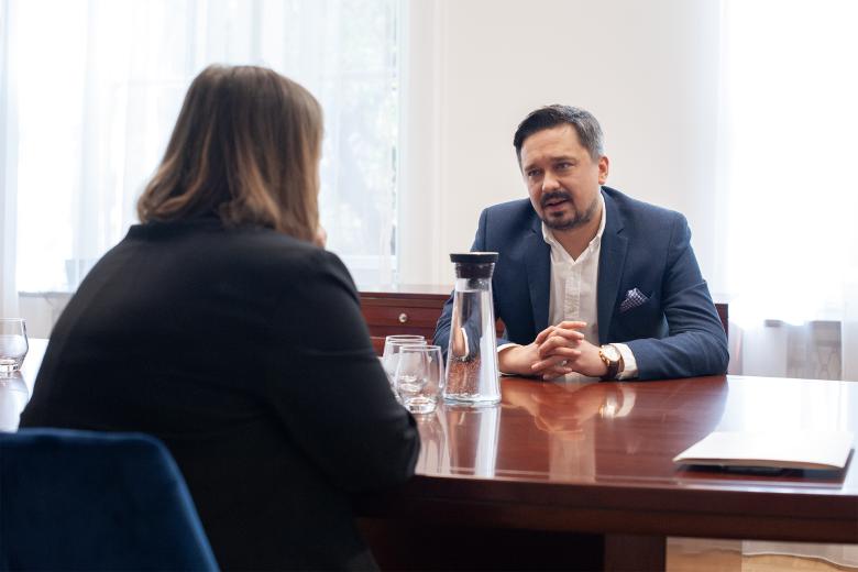 Marcin Wiącek i Paulina Pięchna-Więckiewicz rozmawiają siedząc przy stole