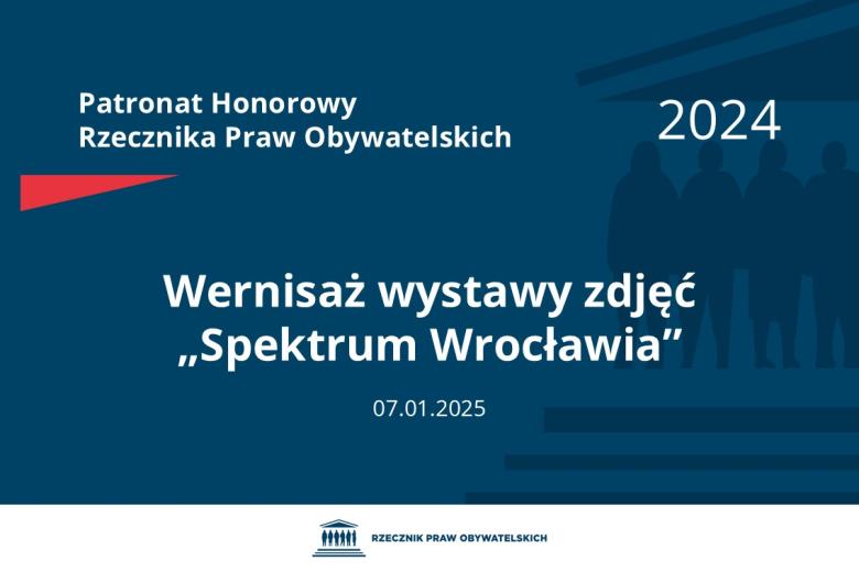 Plansza: na granatowym tle biały napis o treści: Patronat Honorowy Rzecznika Praw Obywatelskich 2024 Wernisaż wystawy zdjęć „Spektrum Wrocławia”, na dole data 07.01.2025, poniżej na białym pasku granatowy logotyp Biura RPO