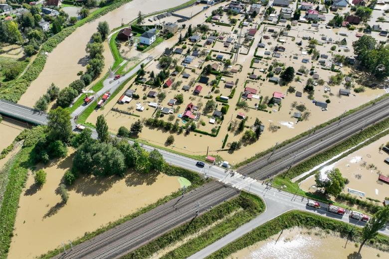 widok z lotu ptaka terenów zalanych przez powódź 