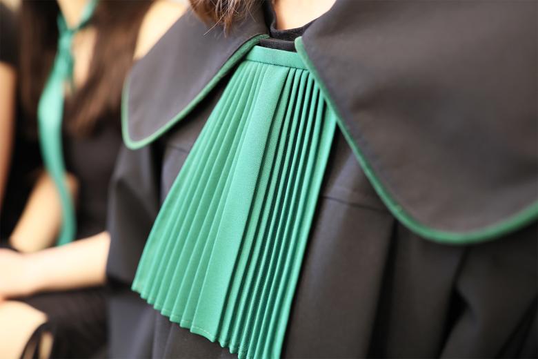 Zbliżenie na zielony żabot togi adwokackiej